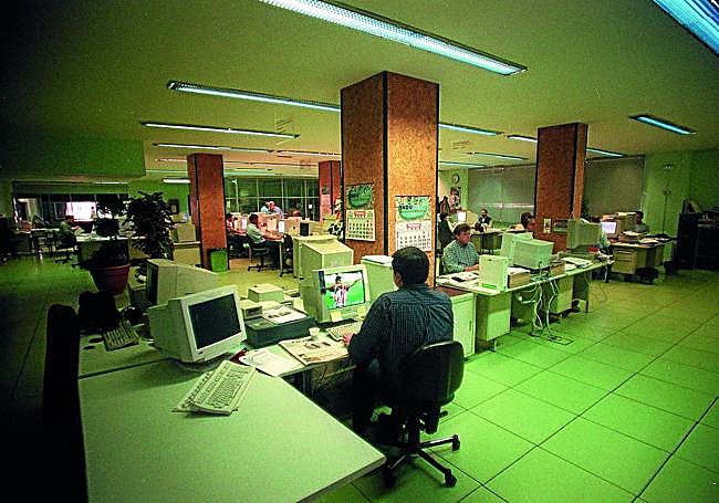 Redacción en 1999 cuando se trabajaba ya con ordenadores Macintosh.