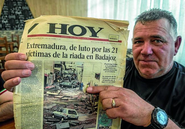 Marceliano Tinoco sujeta el año pasado la portada de 1997 en la que salió él.