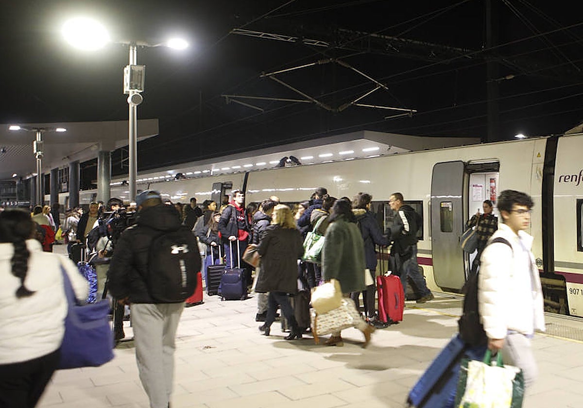 Alvia con tracción eléctrica en la estación de Cáceres el pasado domingo.
