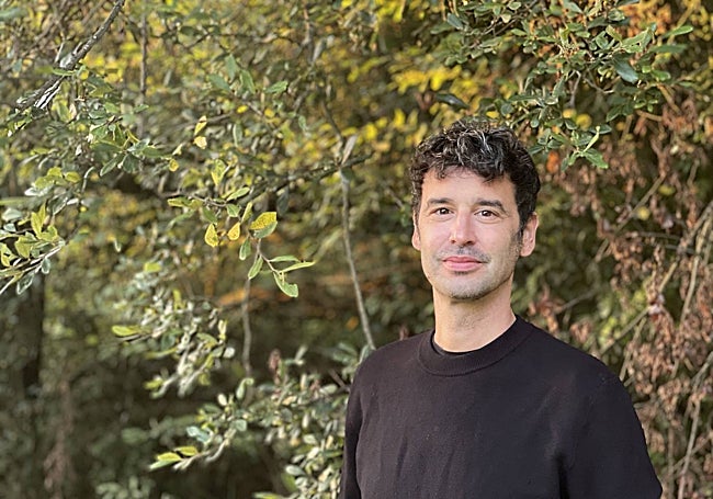 'Derrotero' supone el debú literario del extremeño.