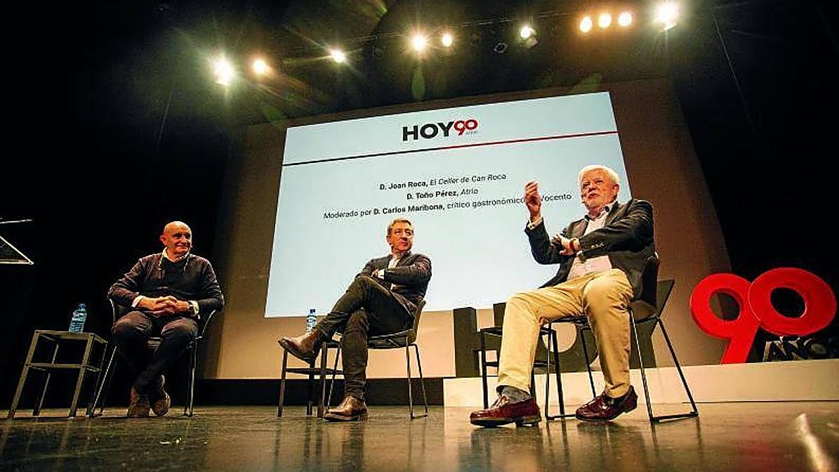 Imagen del acto en el que participaron Joan Roca, Toño Pérez y Carlos Maribona.