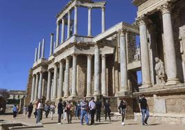 Turistas visitan el Teatro Romano de Mérida.