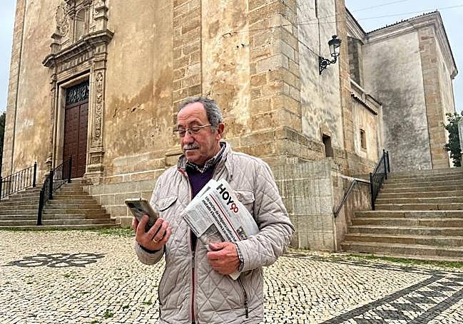 Francisco Márquez viendo HOY.es en su móvil desde San Vicente de Alcántara.