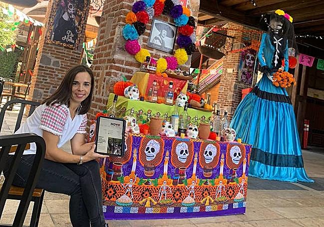 Irene Rubio con la web del HOY en su 'tablet' en México.