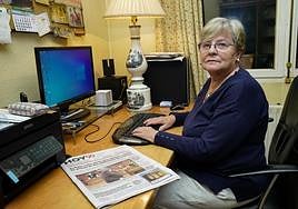 José Juan del Solar con el libro con las cartas a la directora que ha escrito