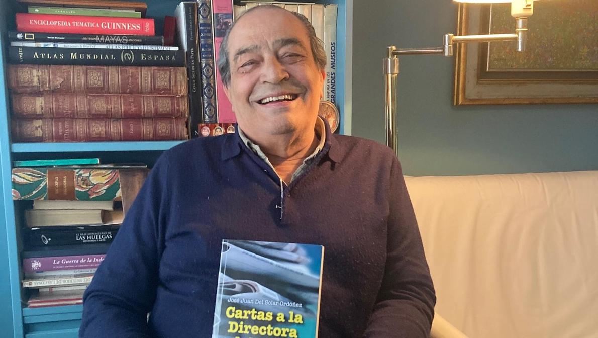 José Juan del Solar con el libro con las cartas a la directora que ha escrito