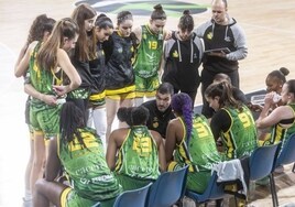 Jesús Sánchez se dirige a sus jugadoras durante un tiempo muerto ante el Recoletas Zamora.