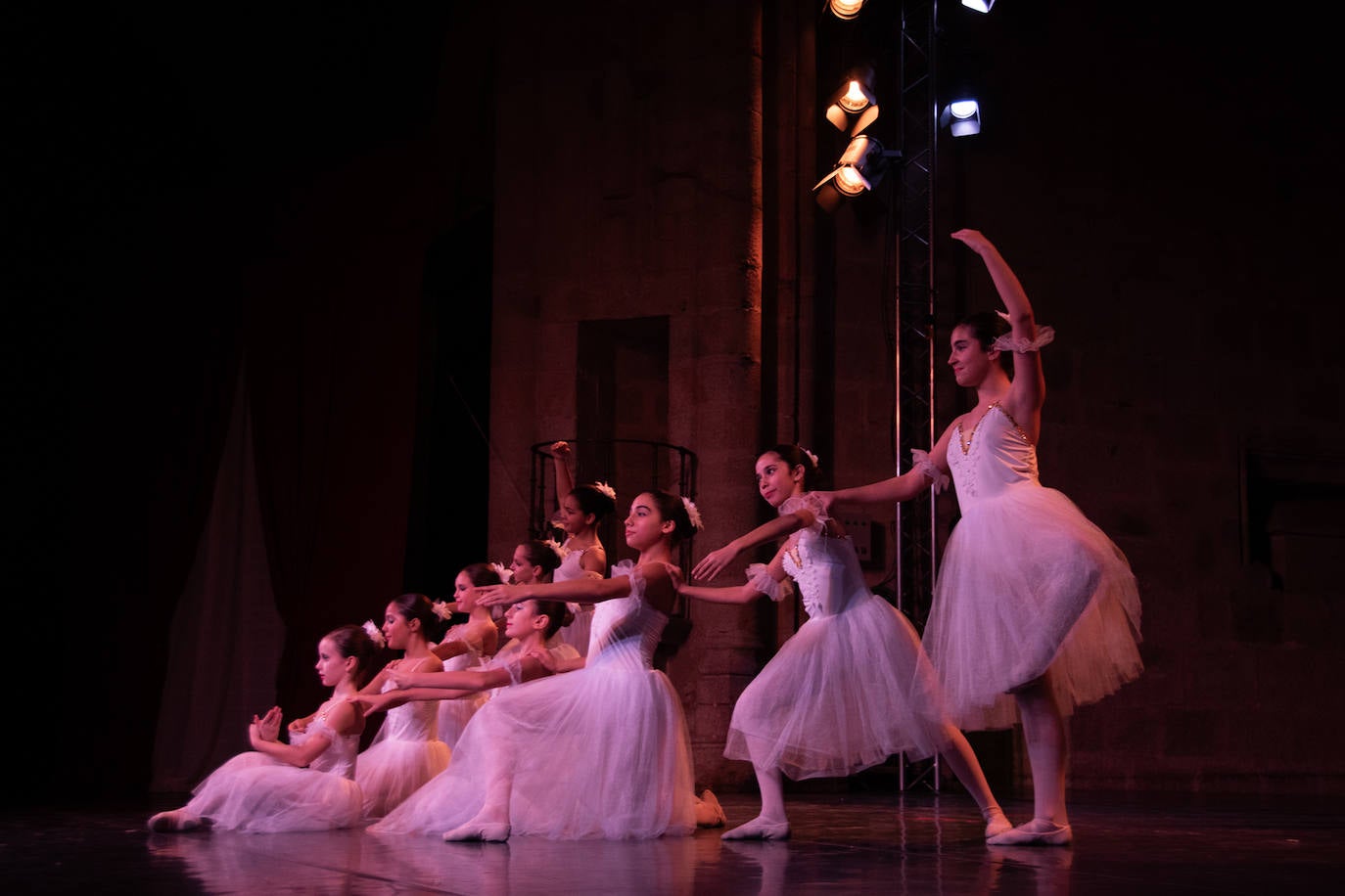 Luz, color, armonía y ritmo en la gala de invierno de los alumnos del Conservatorio de Danza de la Diputación de Cáceres