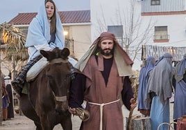 Raquel (Virgen María) montada sobre una mula, junto a Raúl (San José) en el Belén Viviente de La Bazana.