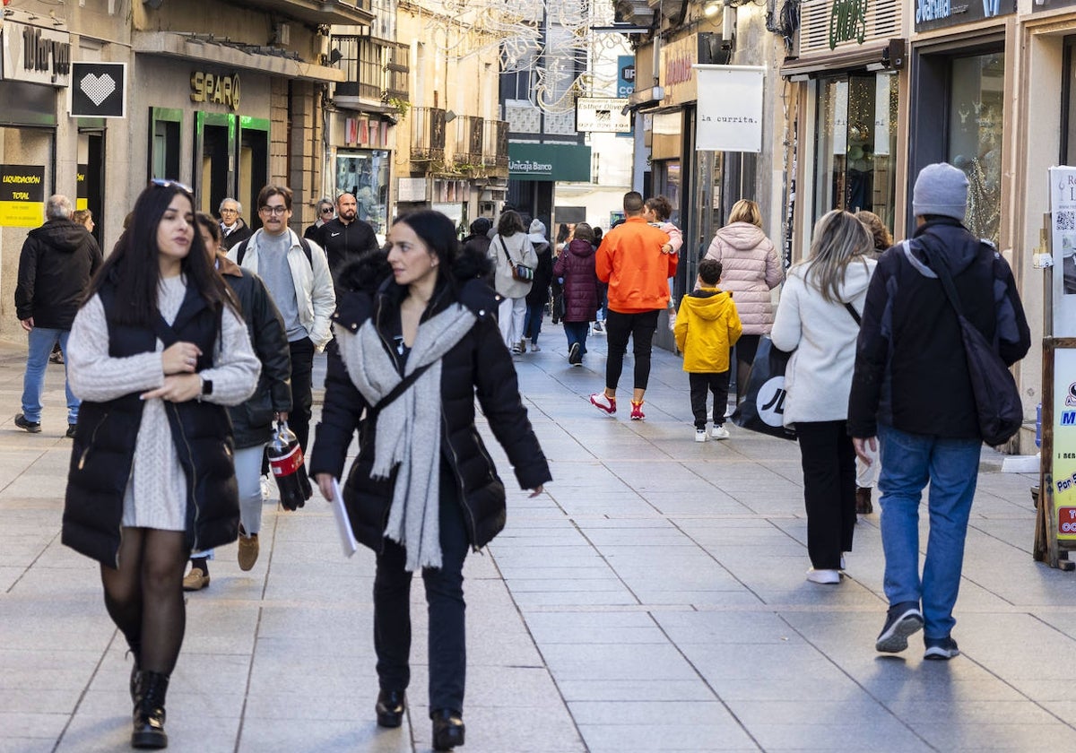 Viandantes en la calle San Pedro, céntrica vía de la capital cacereña que comunica San Antón con la Plaza de San Juan.