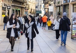 Viandantes en la calle San Pedro, céntrica vía de la capital cacereña que comunica San Antón con la Plaza de San Juan.