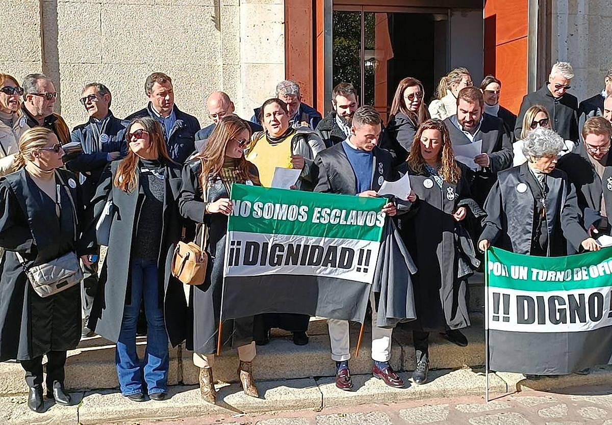 Los abogados de oficio protestan en Badajoz por un salario digno