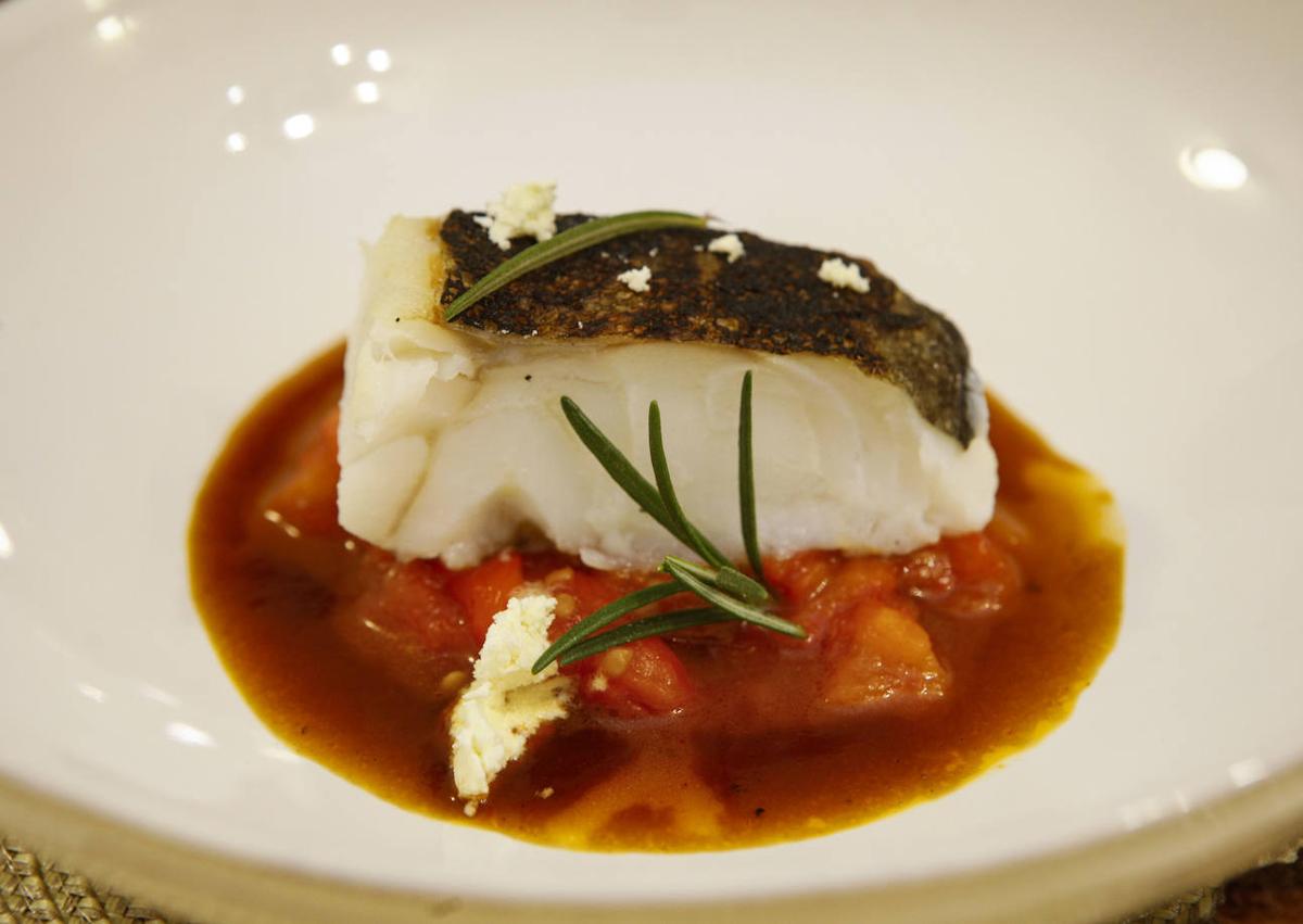 Imagen secundaria 1 - Migas tradicionales, lomo de bacalao con pimientos al carbón y gyoza de pringá.