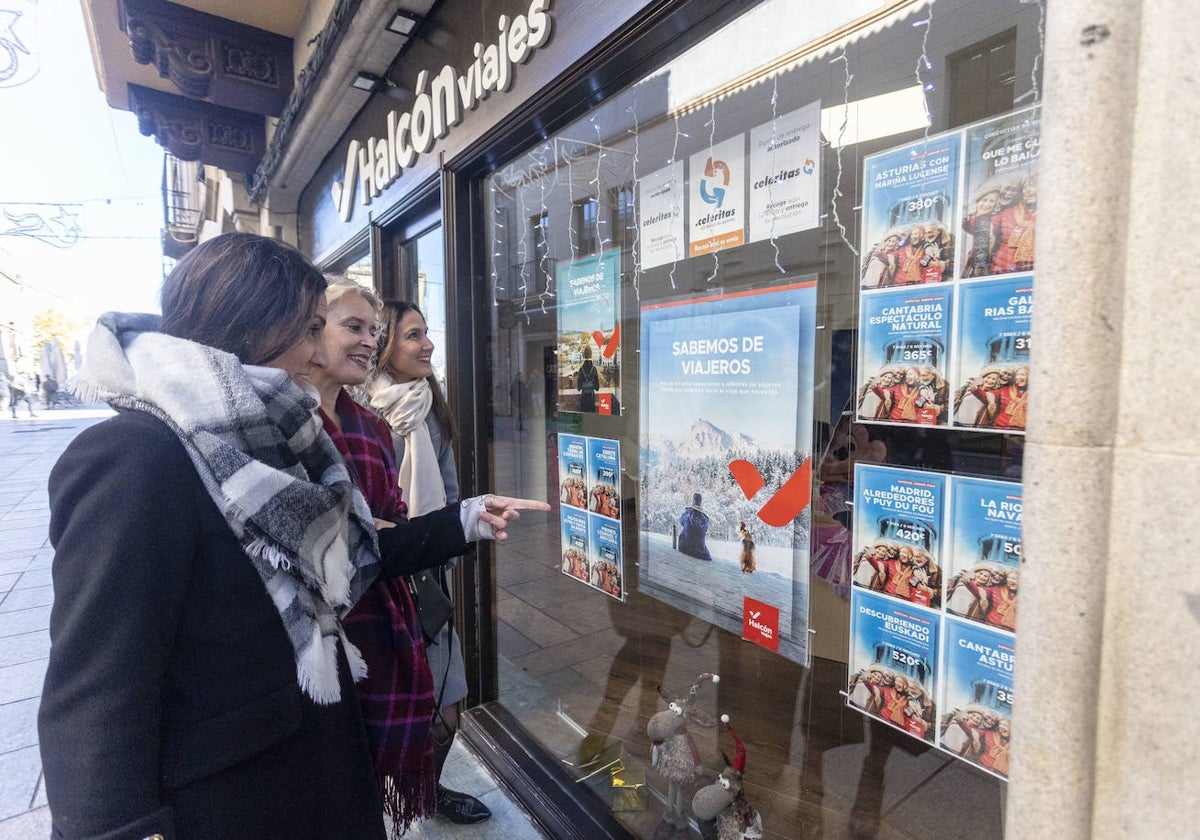 Ante el escaparate de una agencia de viajes en Cáceres.