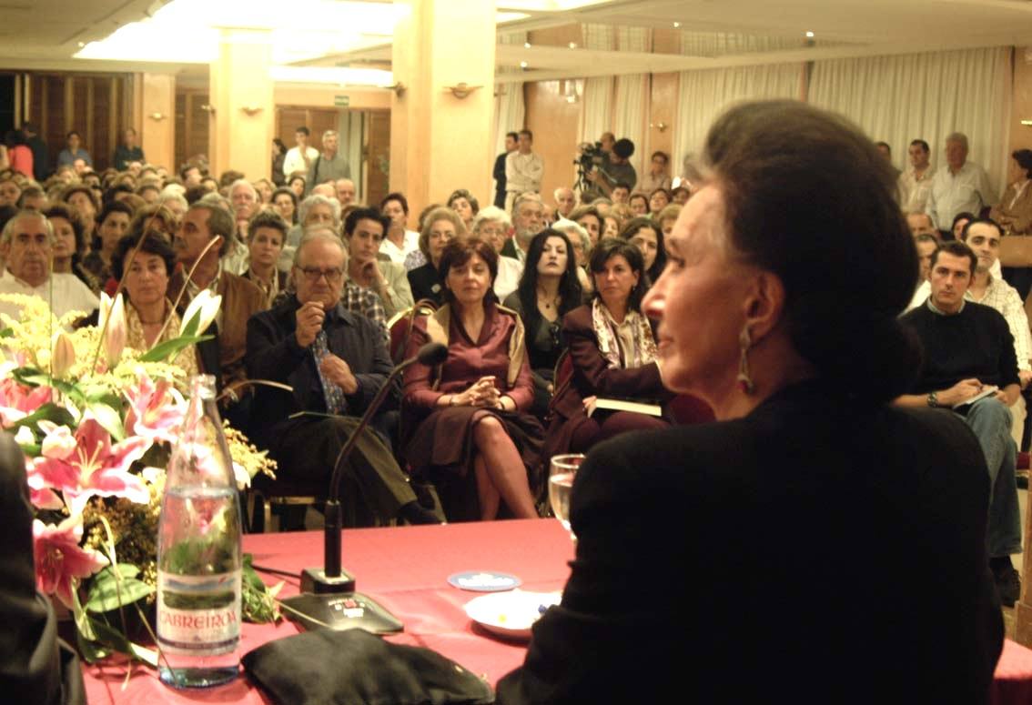 En el año 2002 dio conferencias en el Aula HOY en Badajoz y Cáceres.