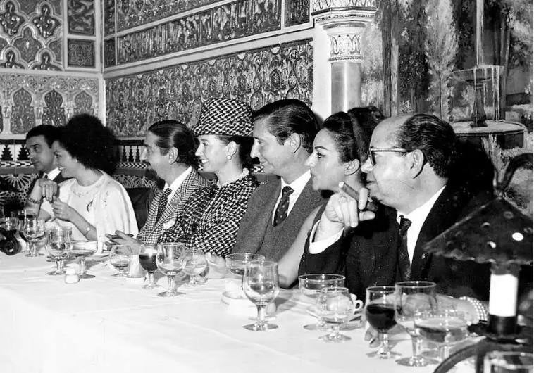 1964. Cenando en el tablado flamenco Torres Bermejas de Madrid con famosos entre los que se encuentra su amiga Lola Flores y Jaime de Mora.