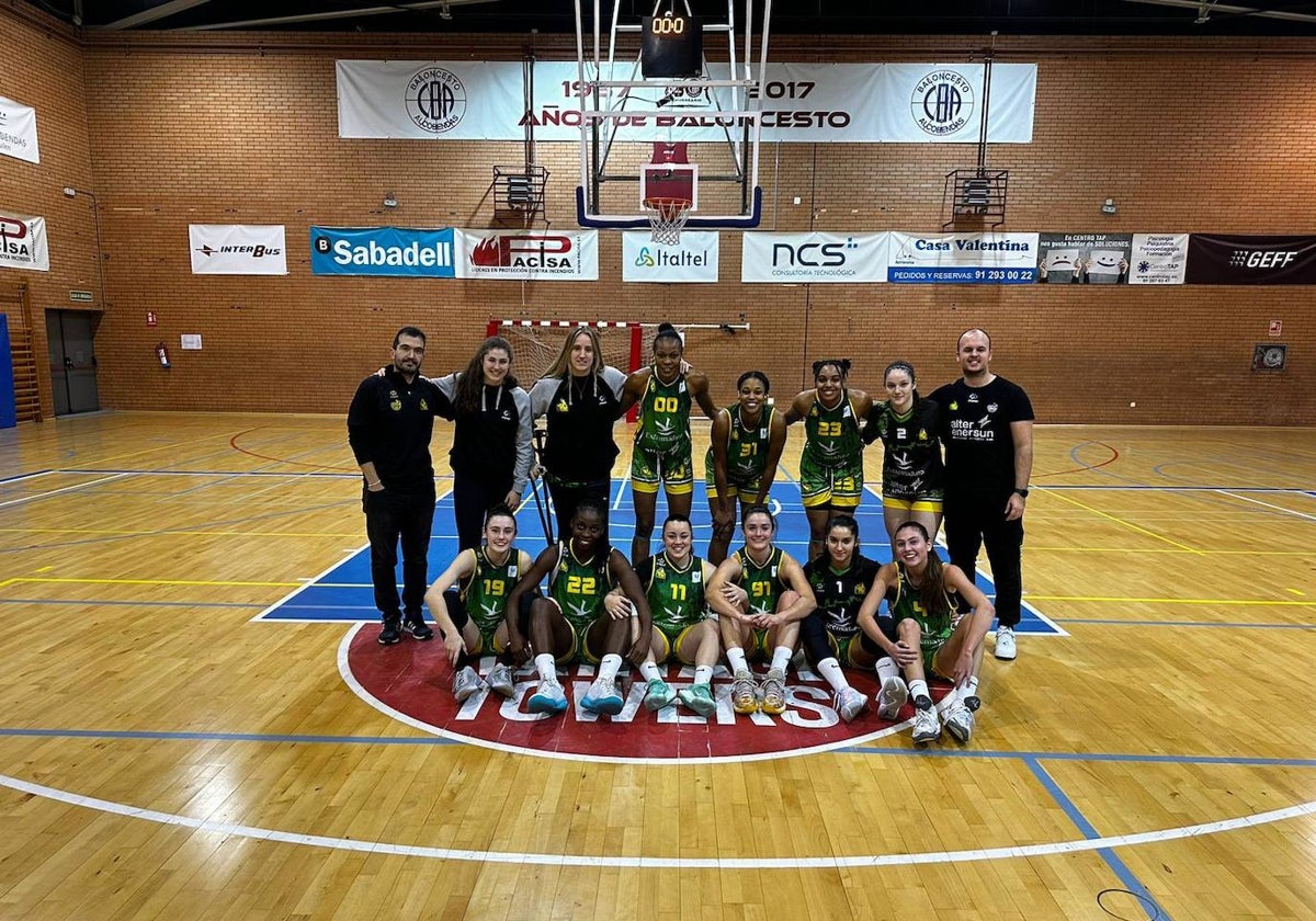 Plantilla y cuerpo técnico del Al-Qázeres tras ganar al Alcobendas.