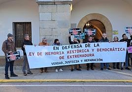 Un momento de la protesta a las puertas del Complejo Cultural San Francisco de Cáceres.