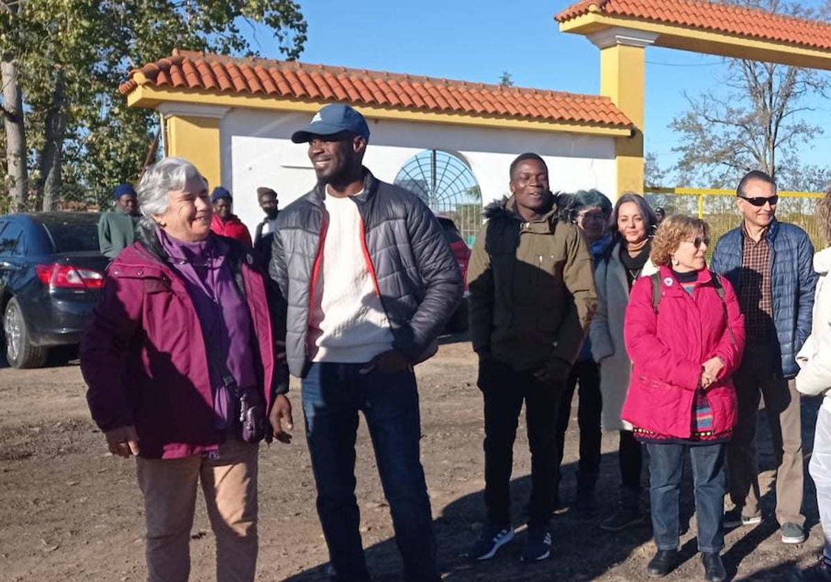 Voluntarios y migrantes en la puerta del albergue de El Prado.