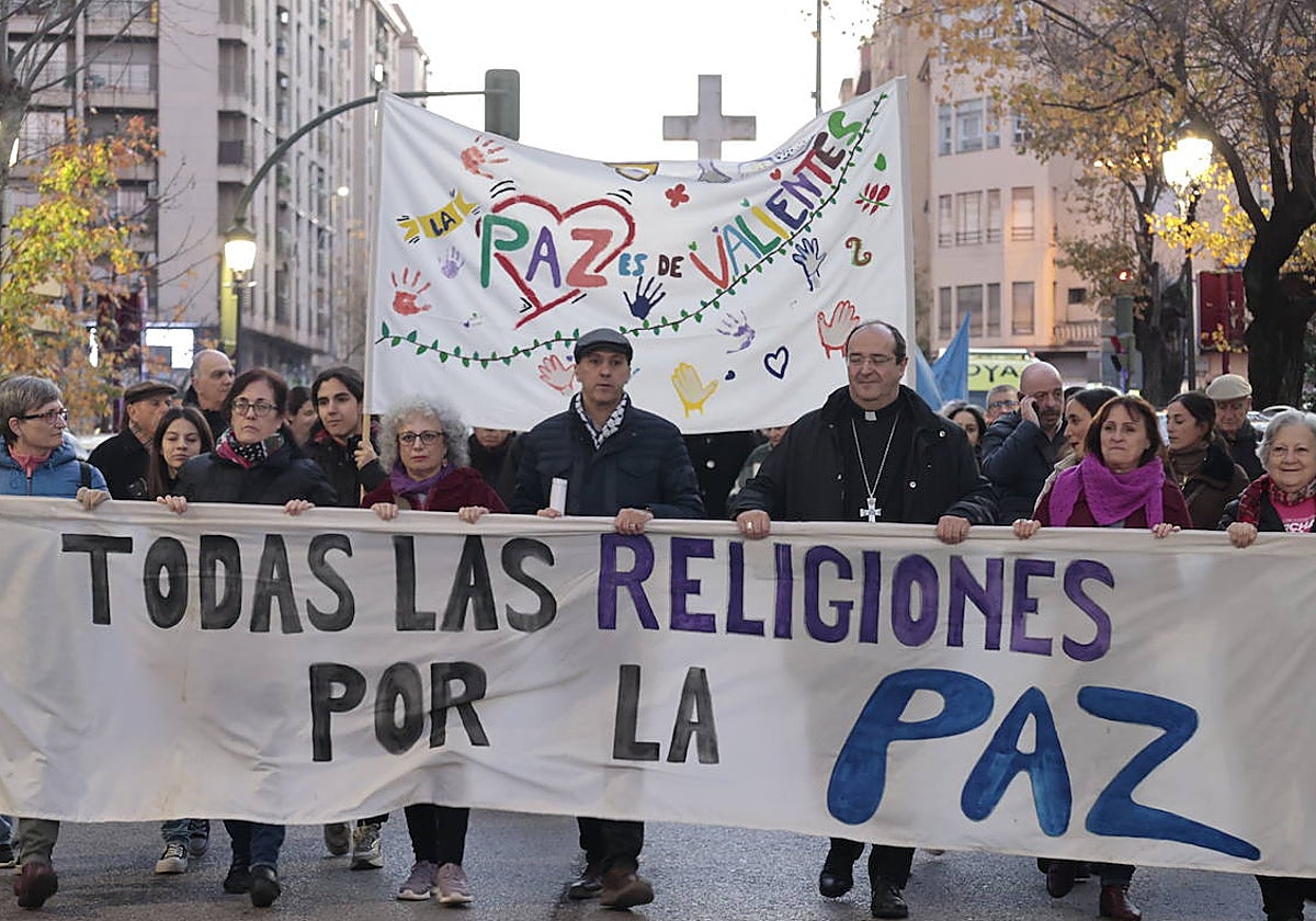 Cabeza de la marcha, que se inició junto a la estatua de Gabriel y Galán.