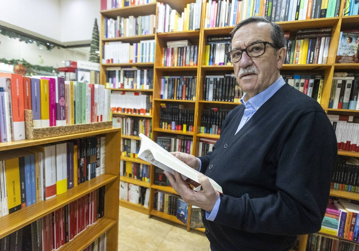 Damián Gallego, rodeado de libros, se considera un gran lector. El jueves cumple 69 años.