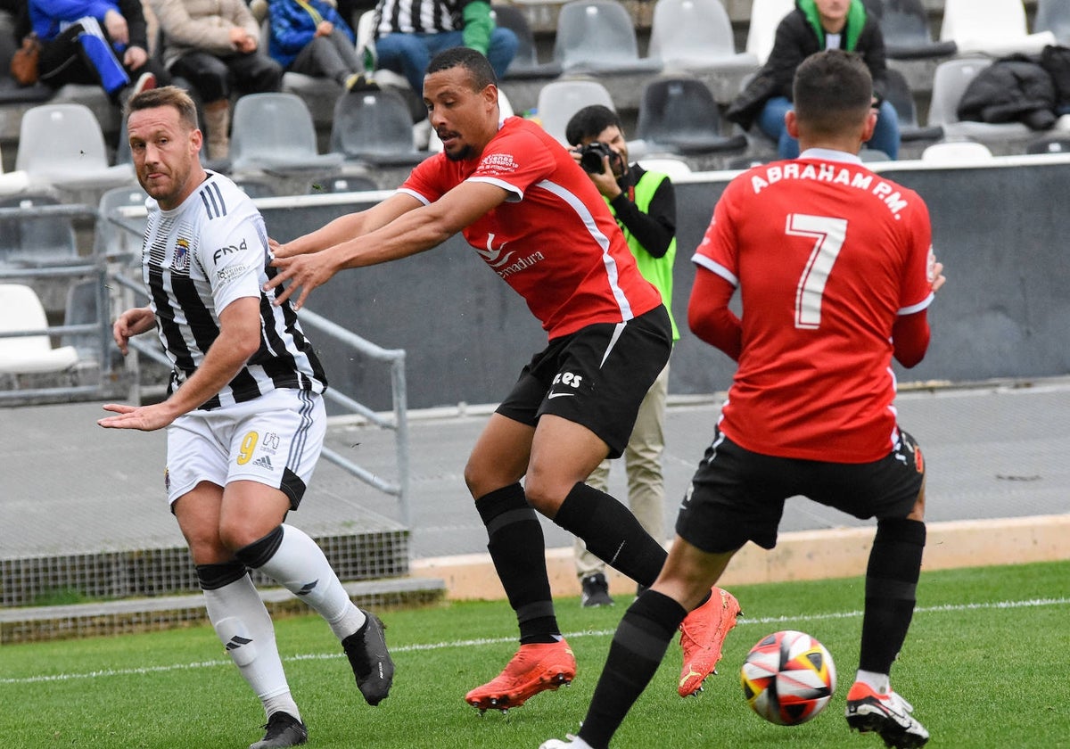 Aketxe durante el derbi entre el Badajoz y el Montijo.