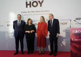 De izquierda a derecha: El presidente de Cajalmendralejo, Fernando Palacios González, la directora de HOY, Mar Domínguez, la presidenta de la Junta de Extremadura, María Guardiola y el director general de HOY, Álvaro Rodríguez Guitart