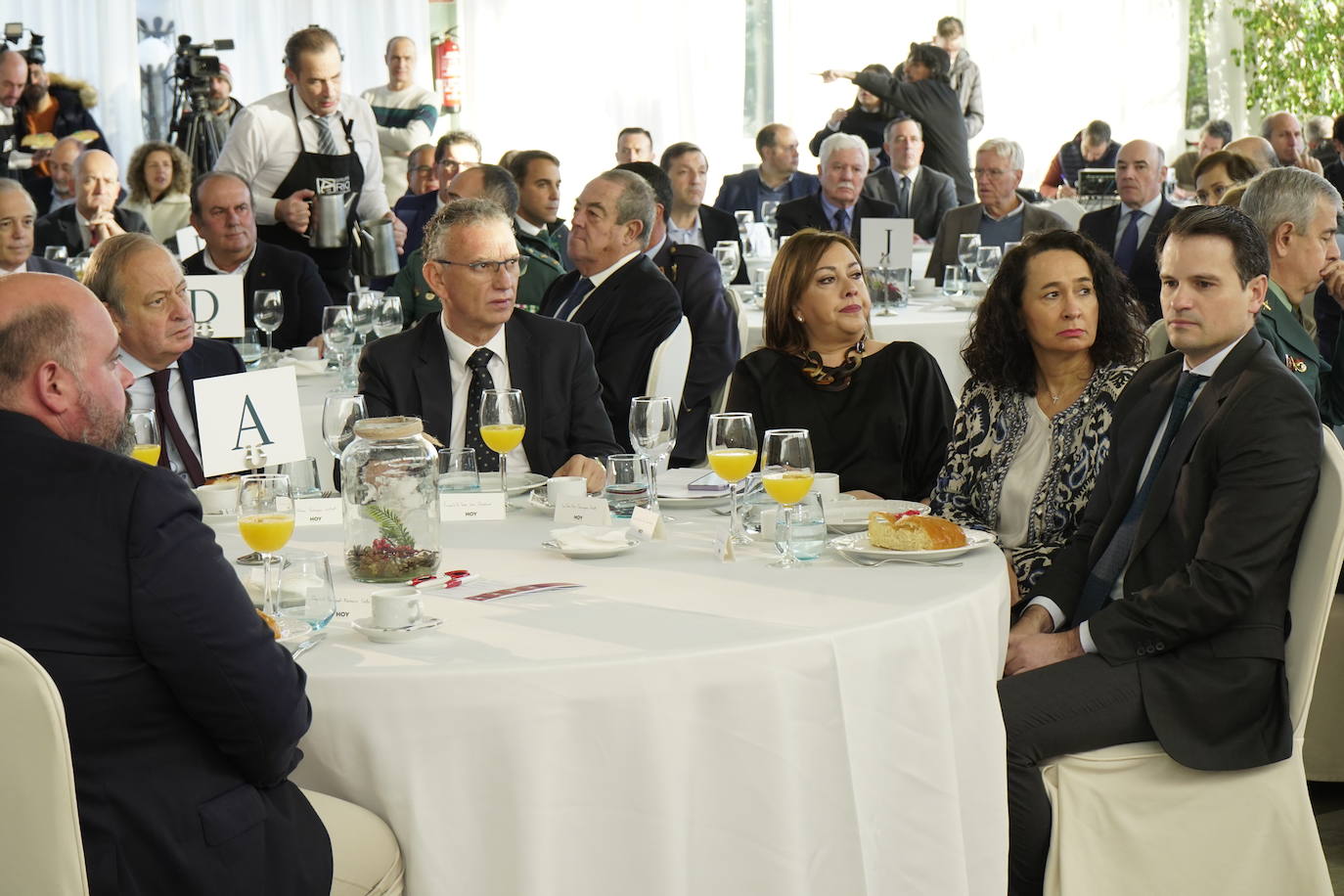 El presidente de Cajalmendralejo, Fernando Palacios González; el director general de HOY, Álvaro Rodríguez Guitart; José Luis Quintana, delegado del Gobierno en Extremadura; la directora de HOY, Mar Domínguez; la presidenta del Tribunal Superior de Justicia de Extremadura, María Félix Tena; y el consejero de Presidencia, Interior y Diálogo Social, Abel Bautista.