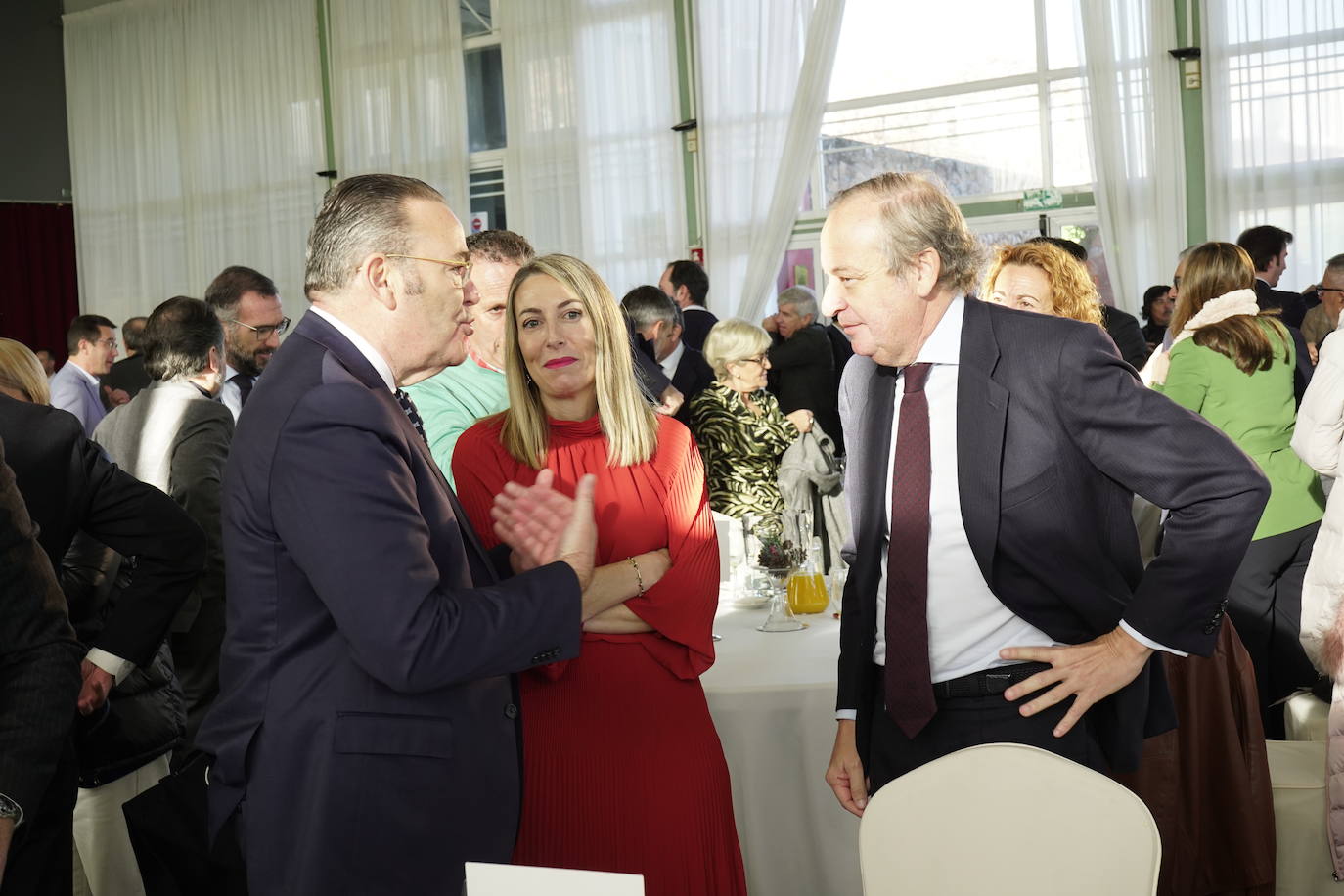 El presidente de Cajalmendralejo, Fernando Palacios González, charlando con la presidenta de la Junta de Extremadura, María Guardiola y el director general de HOY, Álvaro Rodríguez Guitart.