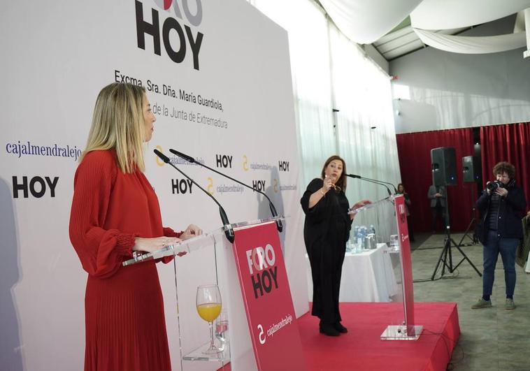 María Guardiola, presidenta de la Junta de Extremadura, y Mar Domínguez, directora de HOY, durante el coloquio del foro.