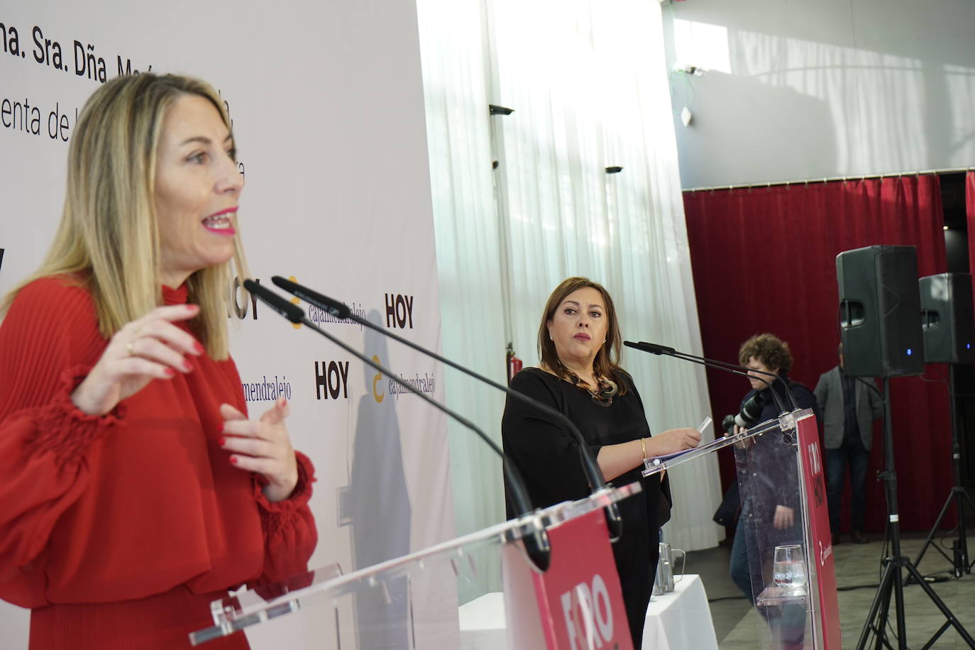 La presidenta de la Junta de Extremadura, María Guardiola, junto a la directora de HOY, Mar Domínguez.