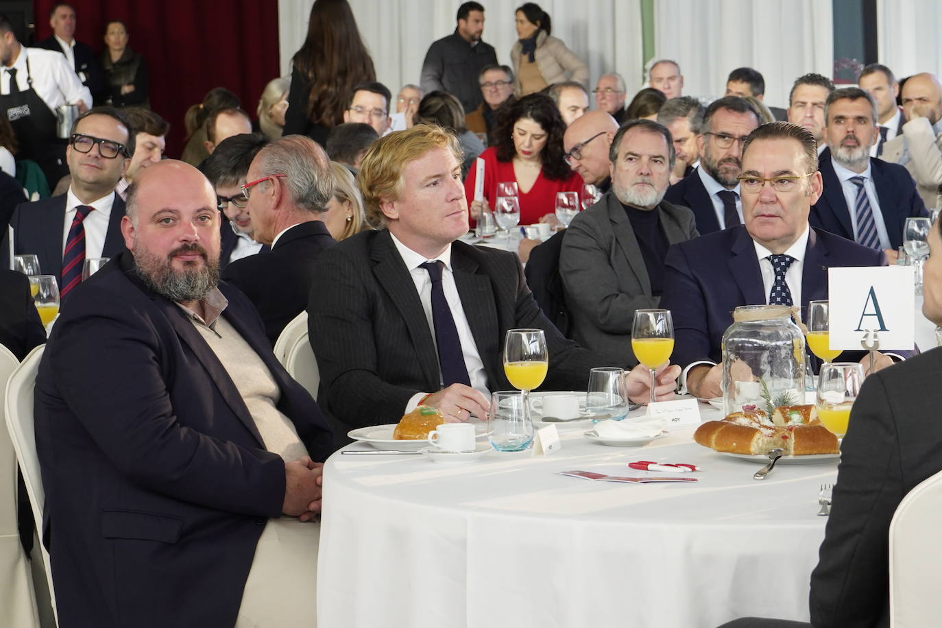 En primer plano: el presidente provincial del PP, Manuel Naharro; el alcalde de Badajoz, Ignacio Gragera; y el presidente de Cajalmendralejo, Fernando Palacios González.