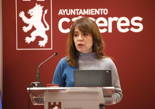 Belén Fernández, portavoz del PSOE en el Ayuntamiento, durante su comparecencia.