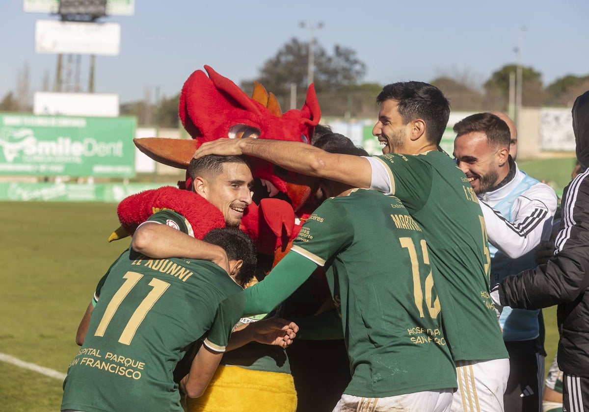 Celebración del tanto del triunfo verdiblanco ante el Illescas.