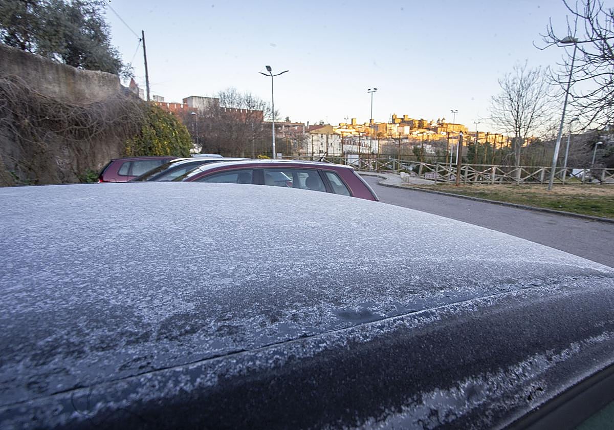 Los coches presentaban este aspecto por la mañana en muchos puntos de Extremadura.