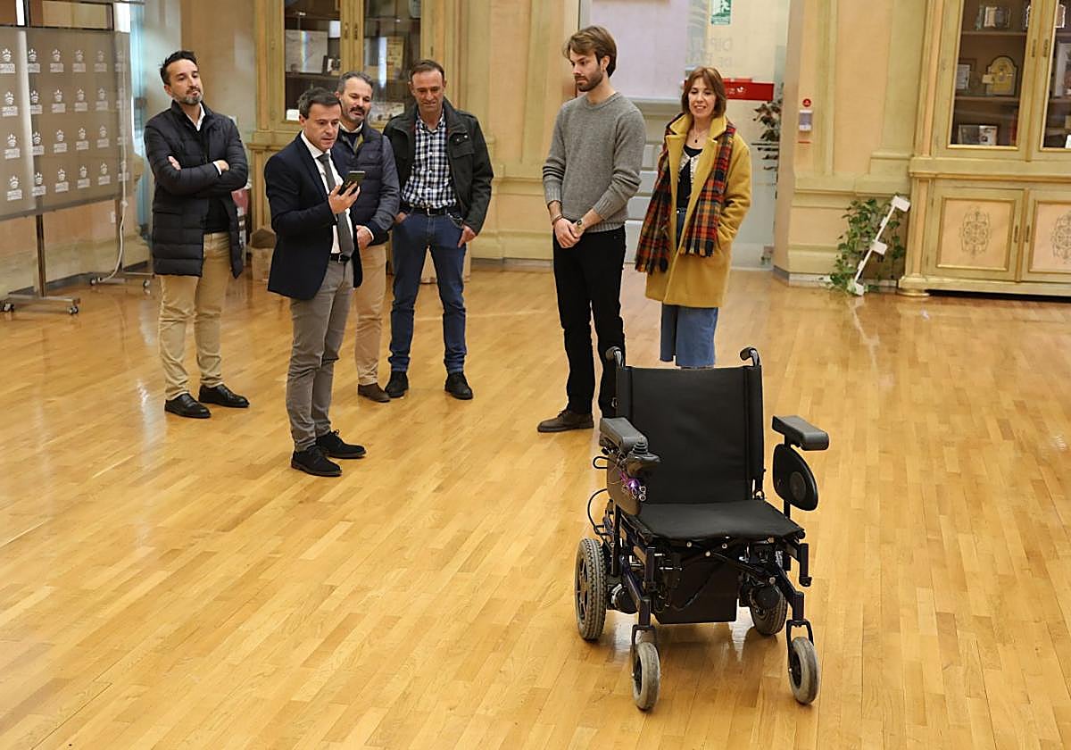 Miguel Ángel Gallardo recibió ayer a Francisco José García y su silla.