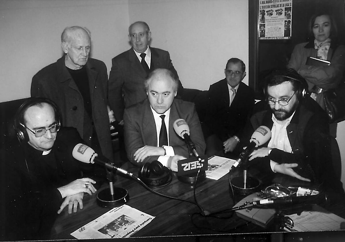 Juan Carlos López, juntoal alcalde José Luis Díaz yel obispo Carlos López,en la edicióm de 1998.