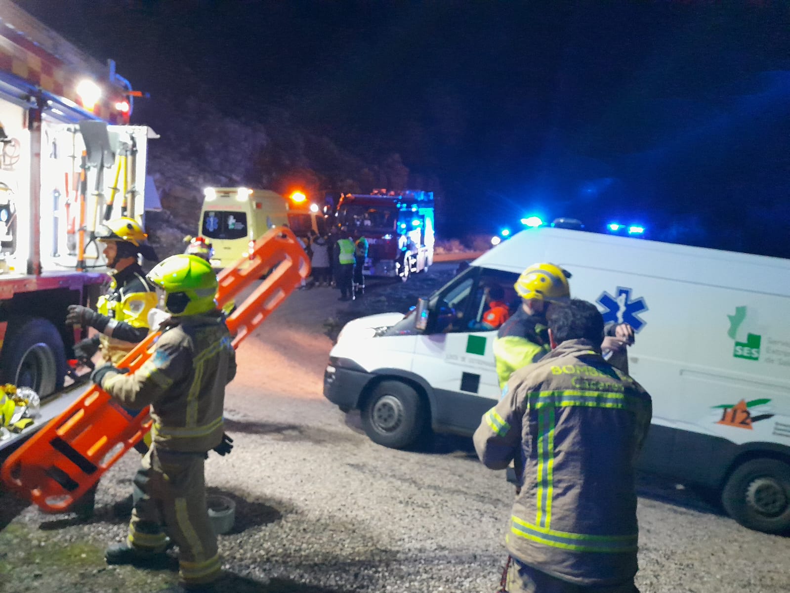 Imagen principal - Actuación de los bomberos en el operativo de rescate.