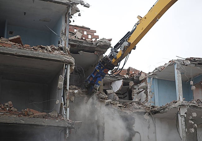 Después de 35 años, el bloque C está a punto de desaparecer de la calle Ródano de Aldea Moret.