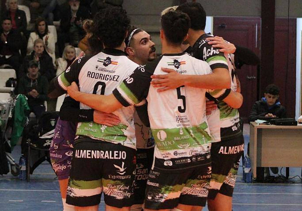 Los jugadores del CV Almendralejo celebran un punto.