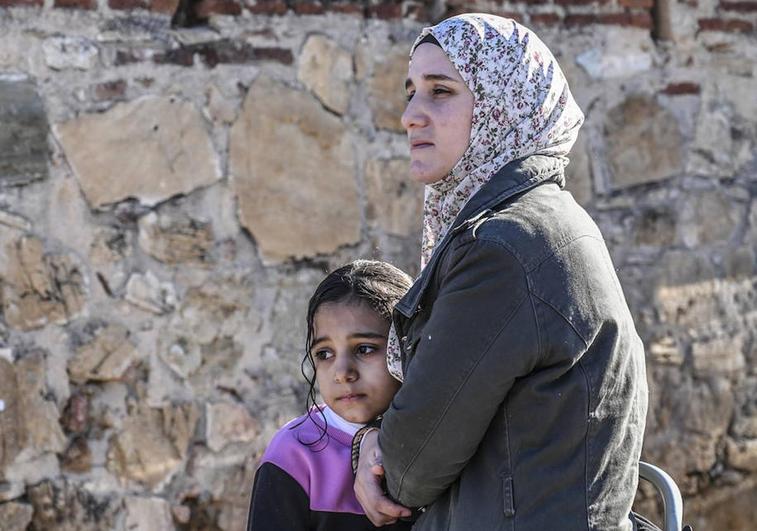 Una mujer y una niña hispanogazatíes a las puertas del albergue de Badajoz.