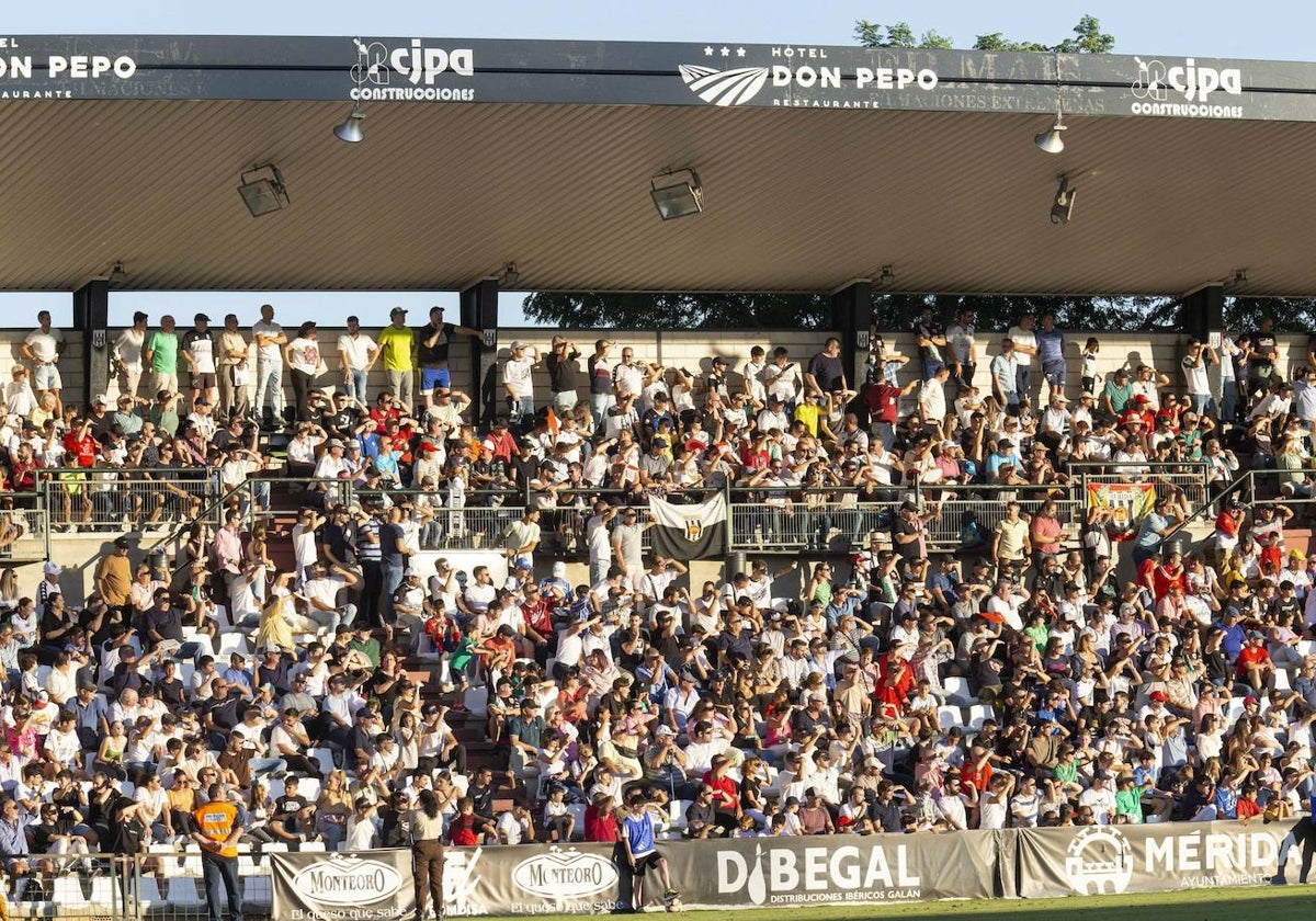 Grada del estadio Romano.