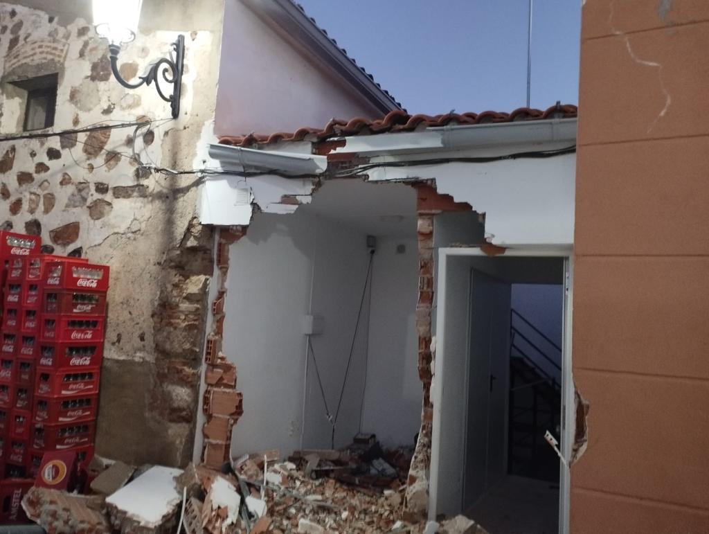 Estos son los destrozos causados por los ladrones al robar un cajero en Aljucén