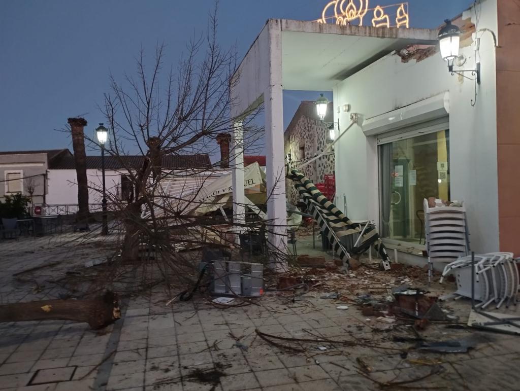 Estos son los destrozos causados por los ladrones al robar un cajero en Aljucén