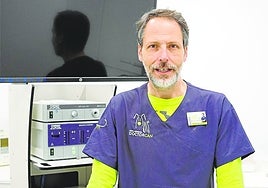 Juan Andrés Alvarado en su clínica veterinaria en Cáceres.