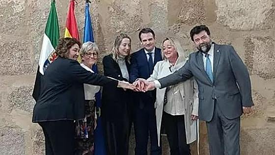 La Junta alcanza con sindicatos y la Creex un acuerdo para «construir una Extremadura mejor»