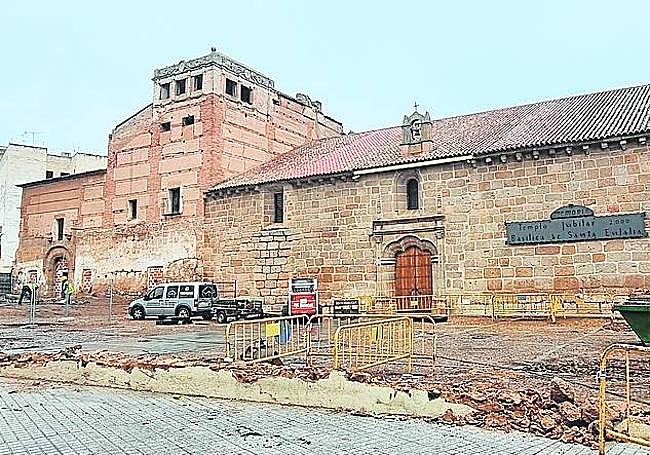 Plaza despejada que se intuye ya delante del templo.