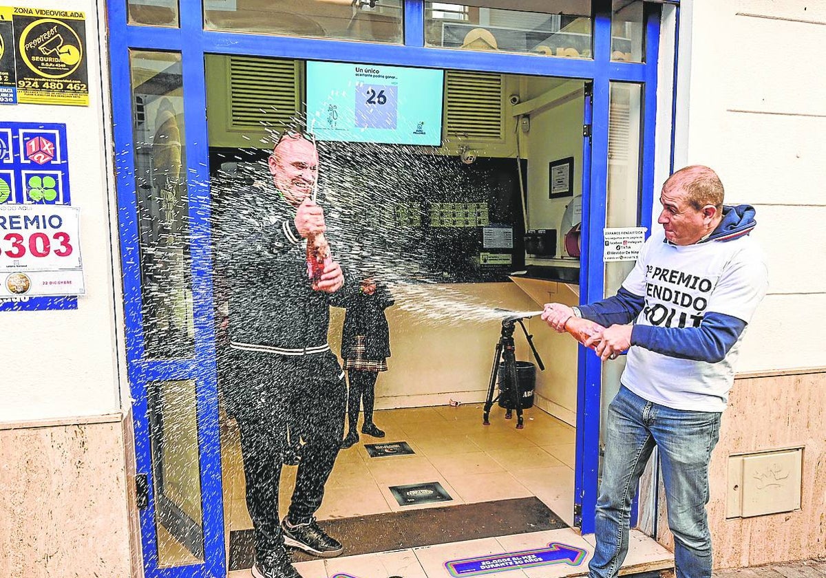 Cava en la calle Guardia Civil para celebrar el segundo premio.