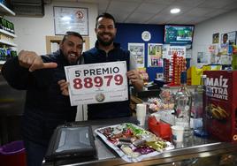 Alegría en la Administración ubicada en el número 3 de la calle la Jara de Badajoz, donde han vendido el tercer quinto premio de la Lotería de Navidad.