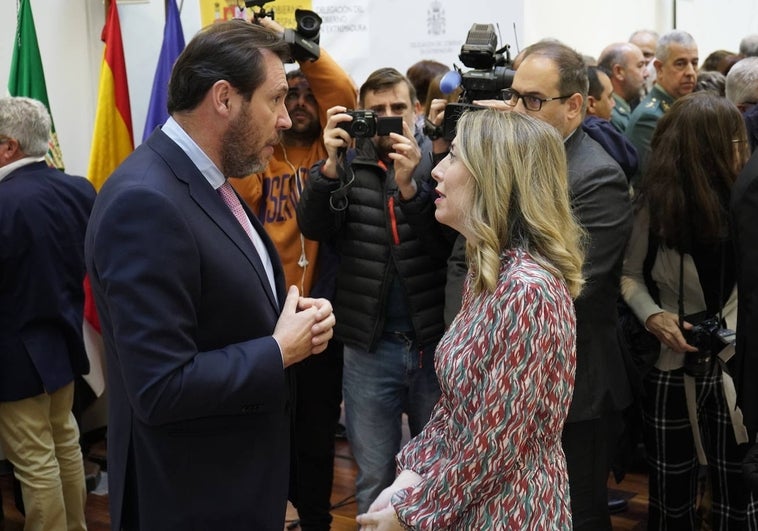 El ministro Óscar Puente habla este viernes con María Guardiola en Badajoz.